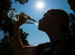 Wichtig bei der Hitze: ausreichend trinken – vor allem Wasser. Foto: Andreas Schmidt / DGD Stiftung