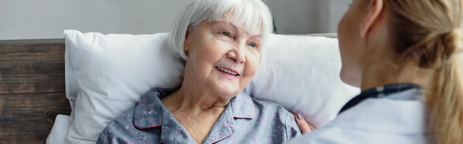 Mitarbeiterin und Patientin
