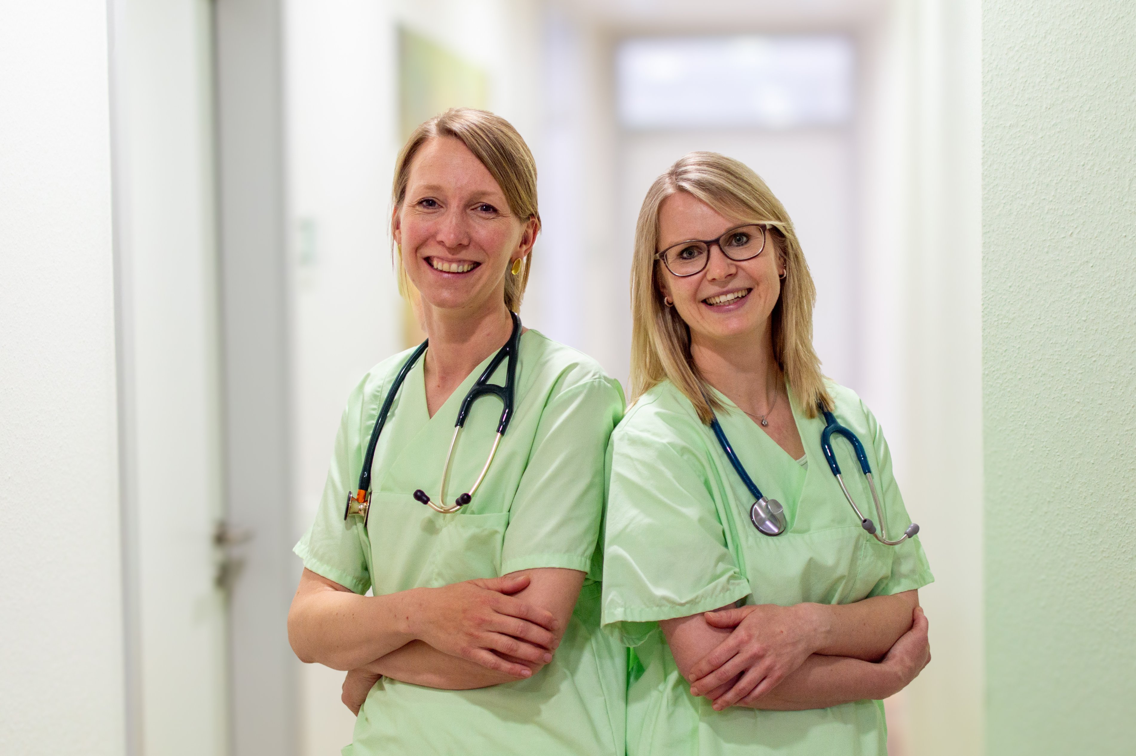 Dr. Ruth Peter und Dr. Luisa Müller bilden das neue Hausärztinnen-Duo am Marburger Medizinischen Versorgungszentrum Am Krekel. Damit erweitert die Praxis für Allgemeinmedizin ihre Kapazitäten deutlich und schafft Platz für weitere Patienten. Foto: Ina Tannert / DGD Diakonie-Krankenhaus Wehrda