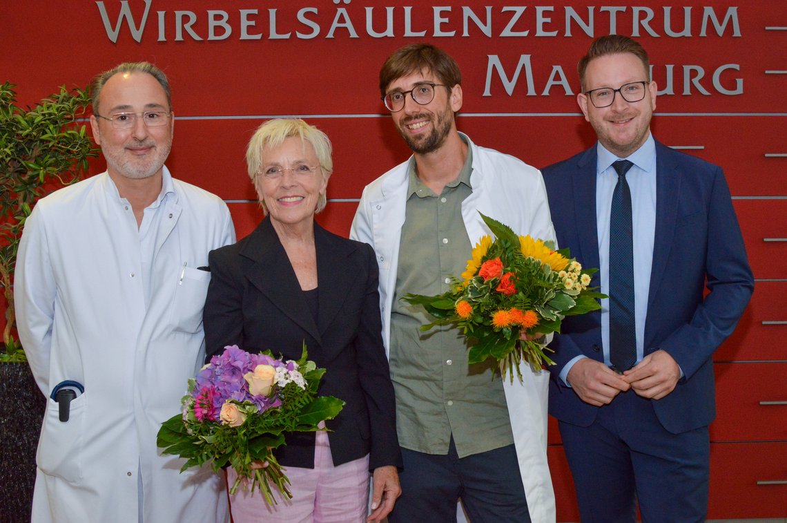 Freuen sich über den erfolgreichen Wechsel am Wirbelsäulenzentrum Marburg: Dr. Timon Vassiliou (Ärztlicher Direktor am Diakonie-Krankenhaus, von links), Dr. Claudia Schuckart und Dr. Benjamin Saß (beide WSZ) sowie Klinik-Geschäftsführer Sebastian Spies. Foto: Ina Tannert / DGD Diakonie-Krankenhaus Wehrda