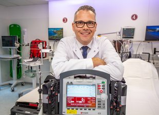 Dr. Martin Sassen ist der leitende Notfallmediziner im Landkreis Marburg-Biedenkopf und Chefarzt der Zentralen Notaufnahme im DGD Diakonie-Krankenhaus Wehrda. Foto: Andreas Schmidt / DGD Stiftung