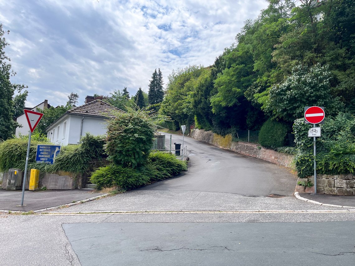 Die Hebronberg-Abfahrt: Die Einbahnstraßenregelung wird während der Bauzeit vorübergehend aufgehoben und der Bereich wird auch von der Wehrdaer Straße aus befahrbar sein.