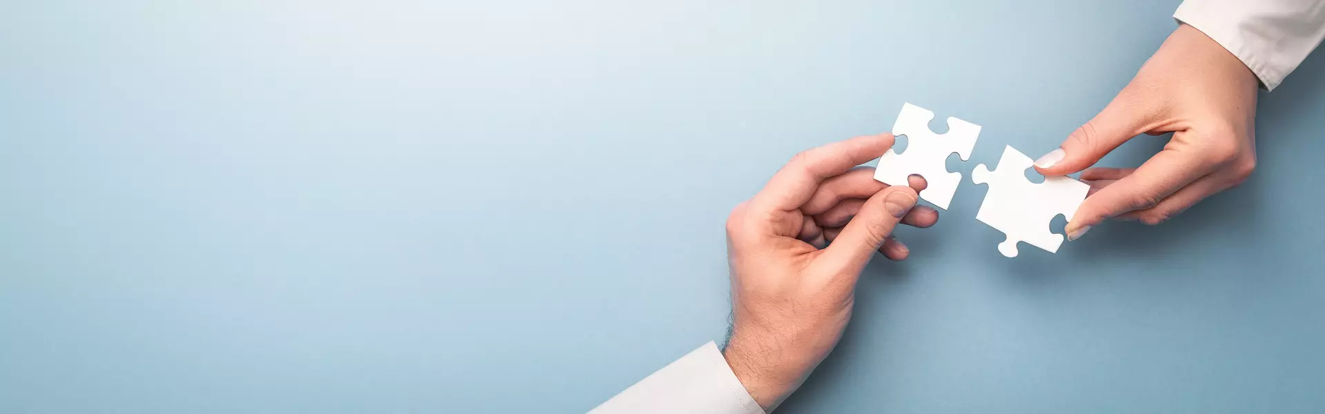 Puzzlestücke werden ineinander gesetzt
